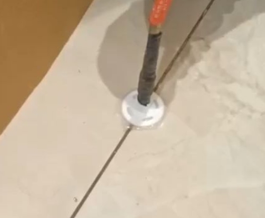 金凤瓷砖空鼓维修公司专业解答瓷砖在铺贴过程中，如果没有涂抹均匀到位的粘结材料（如水泥砂浆或瓷砖胶），可能会导致以下问题