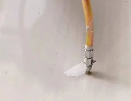 金凤瓷砖空鼓维修公司专业解答在瓷砖铺贴过程中，如果使用的砂料过粗（如全部使用了粗砂），可能会导致以下问题