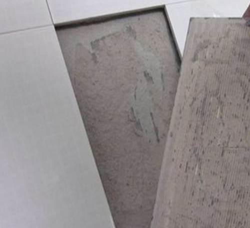 金凤瓷砖空鼓维修公司分享瓷砖铺贴时如果打浆（即涂抹在瓷砖背面和基层上的砂浆或瓷砖胶）过少，会带来以下问题